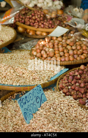 Knoblauch und Zwiebeln in Bambus Schalen auf einem freien Markt Bangkok Thailand Stockfoto