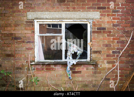 Vandlised stillgelegten Backsteinbau Schuss im Vereinigten Königreich Stockfoto