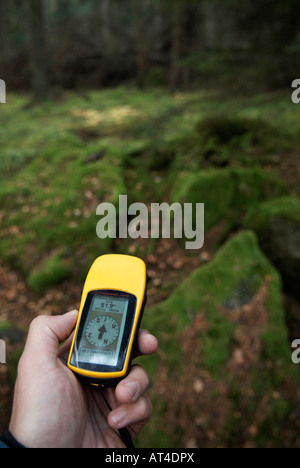 Einen gelben GPS-Empfänger in einer linken männliche Hand Knivsta Uppsala Lan Schweden September 2007 Stockfoto