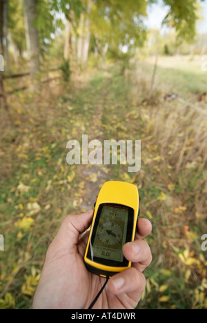 Einen gelben GPS-Empfänger in einer linken männliche Hand Stockholms Lan Sweden September 2007 Stockfoto