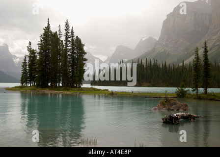 Spirit Island in der Halle der Götter am südlichen Ende der Maligne Lake in den kanadischen Rocky Mountains in der Nähe von Jasper, Alberta, Kanada. Stockfoto