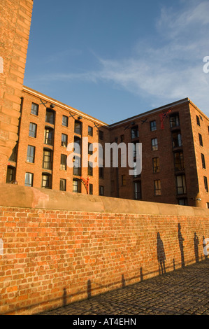 die Flussufer Spaziergang entlang der Uferstraße von Albert Dock Liverpool UK bei Sonnenuntergang - alte Lager jetzt Luxuswohnungen und apartments Stockfoto