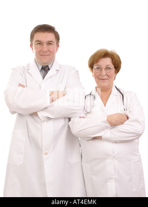 Junge männliche und leitende Ärztinnen stehen Seite an Seite über weißer Hintergrund Stockfoto