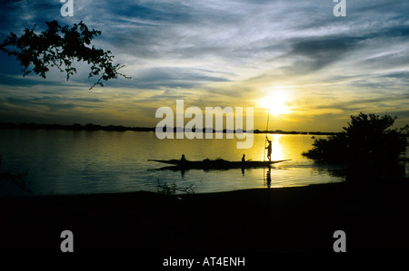 Bozo Fischer auf einer Piroge, Fluss Niger, Mali, Westafrika Stockfoto