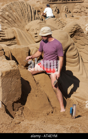 Sand Bildhauer arbeitet an der Krippe am Strand von Playa de Las Canteras in Las Palmas, Gran Canaria. Stockfoto