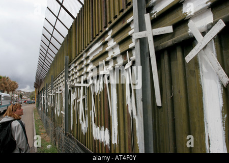 Kreuze Denkmal Nogales Grenzzaun Stockfoto