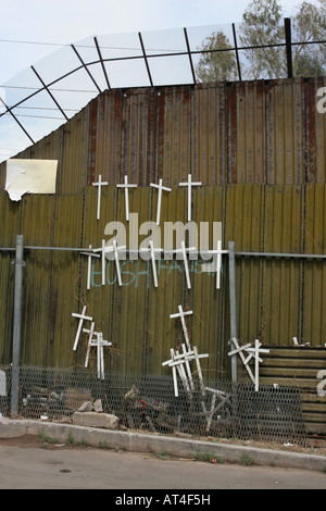 Memorial Kreuze Nogales Grenzzaun Stockfoto