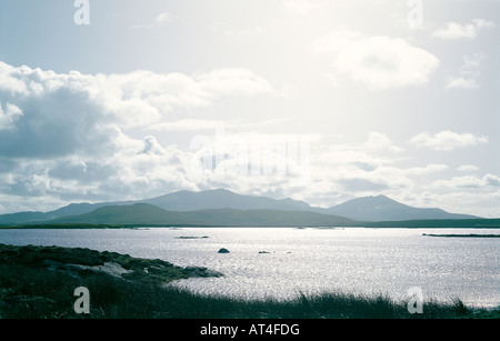 Insel South Uist in den äußeren Hebriden, Schottland. Blick von Südwesten über Loch Bee Hecla und Beinn Mhor Stockfoto