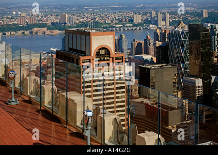 Blick in den Himmel von TOP OF THE ROCK ROCKEFELLER CENTER NEW YORK CITY Stockfoto