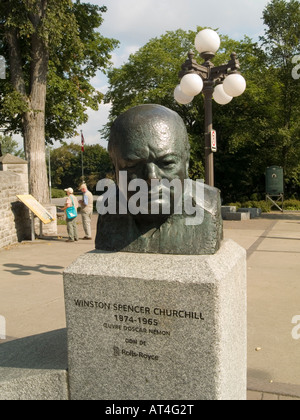 Eine Statue von Winston Churchill (1874-1965) befindet sich am Tor der Festung auf Rue Saint Louis in Quebec City, Kanada Stockfoto