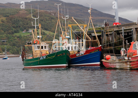 Angelboote/Fischerboote gefesselt zum Pier im Hafen von Ullapool, Stockfoto