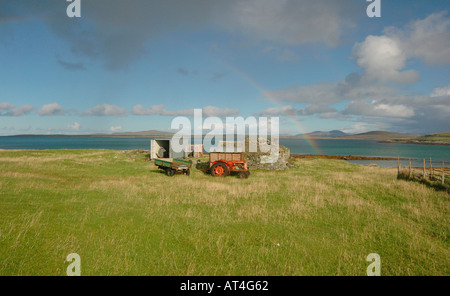 Eine Zugmaschine und Anhänger stehen ein stürzen Steinhaus. Stockfoto