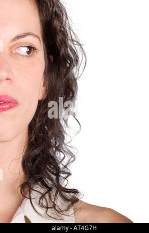 halbe Portrait schöne Brünette auf der Suche zu ihrer linken Stockfoto