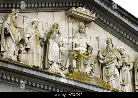 Detail der grauen Kalkstein-Fassade des 19. C. St. Mel die römisch-katholische Kathedrale in der Stadt Longford, County Longford, Irland Stockfoto