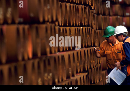 Arbeitnehmer, die Kontrolle [Erdgas] Rohre Stockfoto