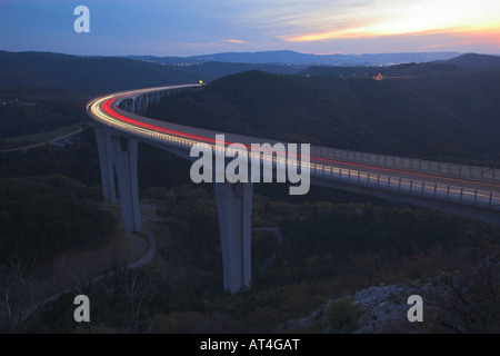 Die Autobahn-Viadukt in der Nähe von Crni Kal ist die längste und höchste in Slowenien. Stockfoto