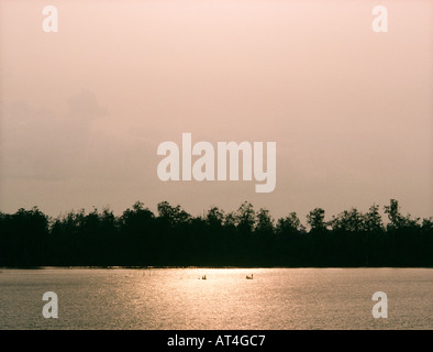 Menschen vor Ort in zwei kleinen Booten auf dem schiffbaren Fluss Escravos, eine Mündung des Delta des Niger-Flusses. Bendel State, Nigeria Stockfoto