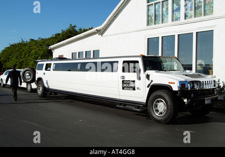 Eine gestreckte weiße Hummer Limo gemacht von General Motors USA gesehen hier auf Long Island New York USA Stockfoto