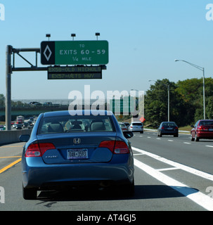 Mitfahr-Börse Fahrspur für Fahrzeuge mit zwei oder mehr Personen auf die Schnellstraße. New York-USA Stockfoto