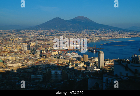 Vulkan Vesuv, Neapel mit dem Vulkan Vesuv im Hintergrund, Italien, Neapel Stockfoto