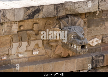 Quetzalcoatl (gefiederte Schlange) Kopf Skulptur Schnitzen in den Tempel in Teotihuacan, Mexiko. Stockfoto