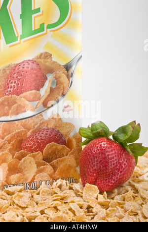 Müslischachtel mit Corn Flakes Frühstück für Kinder mit Strawberry Overhead Bilder mit sehr hoher Auflösung Bilder im vertikalen Format in den USA Hi-res Stockfoto