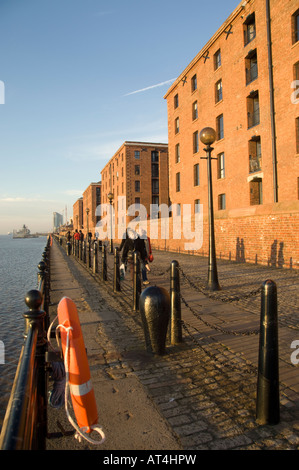 das Flussufer Fuß entlang der Uferstraße von Albert Dock Liverpool UK bei Sonnenuntergang - alten Lagerhäusern, die jetzt in Luxuswohnungen umgewandelt Stockfoto