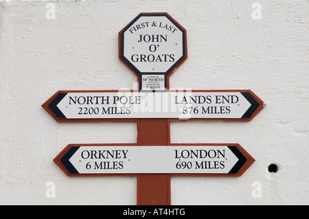 Abstand Zeichen auf Wegweiser in John o' Groats, nördlichsten Teil des UK Festland, in Caithness, Highland Region, Schottland Stockfoto