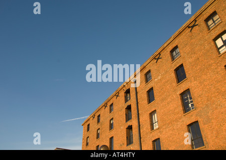 Albert Dock-Liverpool bei Sonnenuntergang - alte Lagerhäuser umgewandelt in Luxuswohnungen Wohnungen Geschäfte Cafés ein restaurants Stockfoto