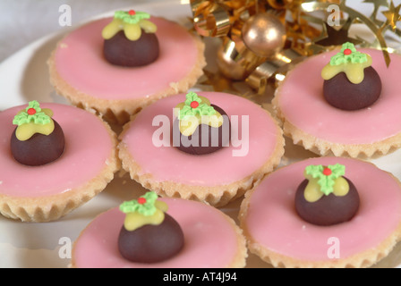 Tarte mit Weihnachten Schokoladenpudding und rosa Glasur bereit für Weihnachten dekoriert Stockfoto