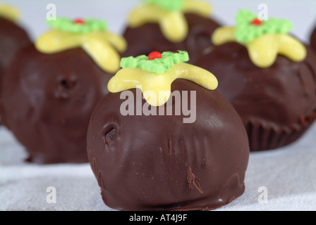 Schokolade Torten wie Christmas Puddings geformt Stockfoto