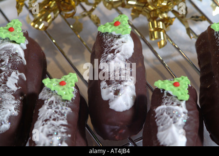 Eine Auswahl an Torten auf Kuchengitter entworfen für den Weihnachtsmarkt Stockfoto