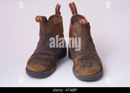 Altes, gut getragenes Paar elastischer Gartenarbeitsstiefel Stockfoto