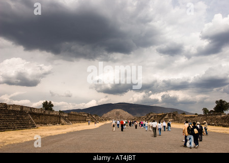 Mondpyramide in Teotihuacán, Mexiko, von der Straße der Toten gesehen Stockfoto