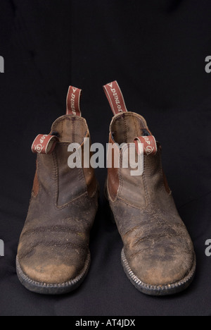 Altes, gut getragenes Paar elastischer Gartenarbeitsstiefel Stockfoto