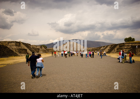 Mondpyramide in Teotihuacán, Mexiko, betrachtet von der Straße der Toten mit einem Vignettierungseffekt Stockfoto