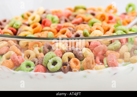 Farbenfrohe Cheerios-Ringe in einer Glasschale mit Milch von oben Bilder Fotos Fotografie Verkauf auf alamy horizontal in USA US hochauflösend Stockfoto