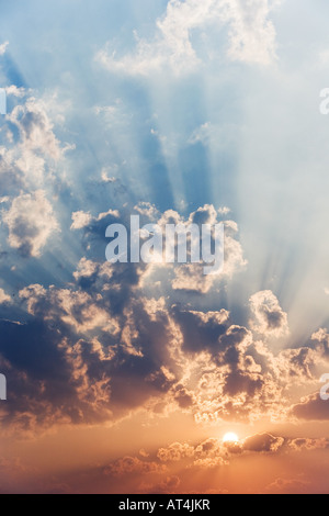 Indische Sonnenaufgang gegen ein bewölkter Himmel. Indien Stockfoto