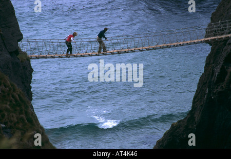 Zwei Personen auf Carrick-A-Rede Rope Bridge County Antrim-Nordirland Stockfoto