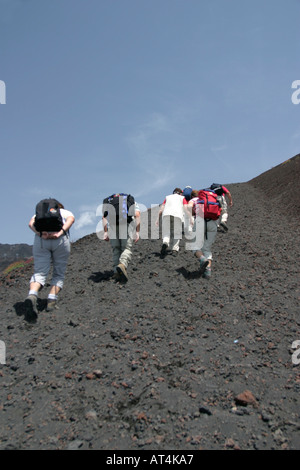 Den Ätna Sizilien Wanderer Refugio Sapienza spazieren ab Stockfoto