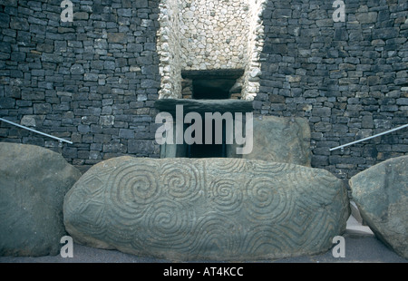 Blockieren von Steinen Newgrange Grab Eingang Grafschaft Meath Ireland Stockfoto