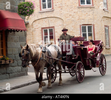 Pferd und Kutsche die Touristen entlang Rue Saint Louis in Quebec City, Kanada Stockfoto