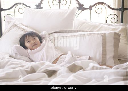 Kleiner Junge im Bett Stockfoto