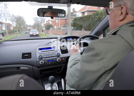 Rentner fahren Hybrid-motor Auto Stockfoto