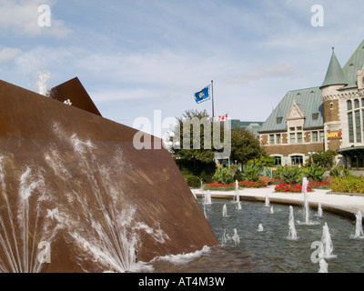 Brunnen und Wasserspiel vor dem Via-Rail-Bahnhof in Quebec City, Kanada Stockfoto