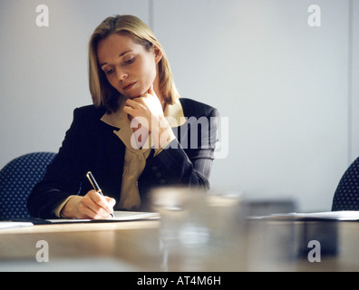 Junge Frau Executive boardroom Stockfoto