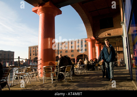 Leute sitzen essen trinken Café im freien Albert Dock Liverpool; konvertierte Klasse 1 Denkmalschutz Stockfoto