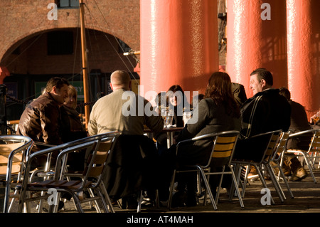 Menschen sitzen essen trinken Café im freien Albert Dock-Liverpool - konvertierten Grade 1 Denkmalschutz Stockfoto