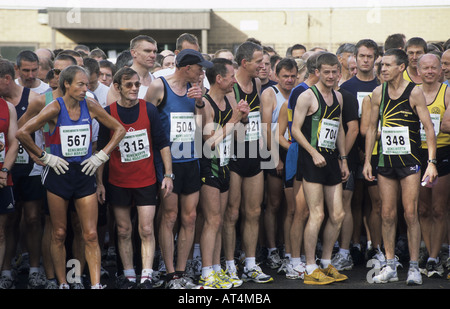 Läufer warten auf die Startlinie für Kenilworth Halbmarathon Rennen, Warwickshire, England, UK Stockfoto