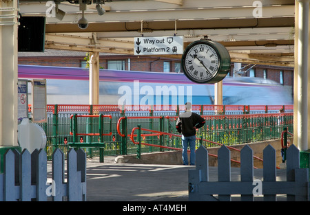 Bahnhof in Carnforth, Lancashire, UK mit der Unschärfe eines Zuges auf der Durchreise. Uhr im Film, Brief Encounter Stockfoto